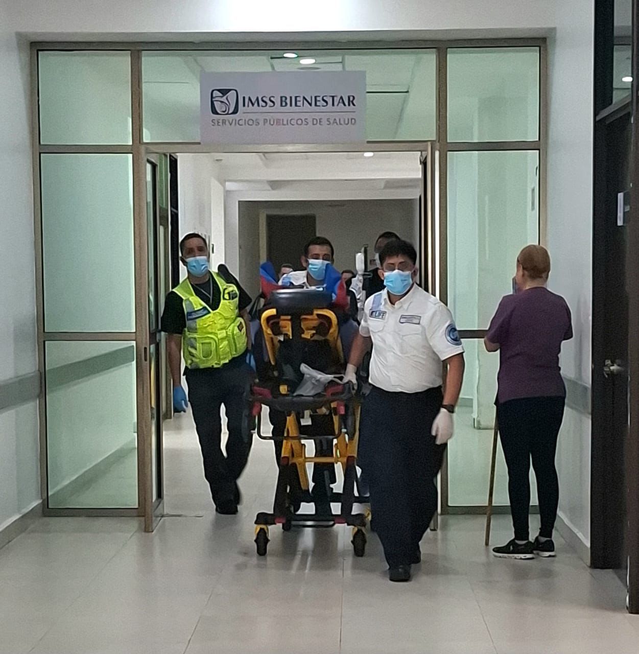 Personal médico de SESA prepara al menor Jesús para su traslado aéreo hacia la capital del país.