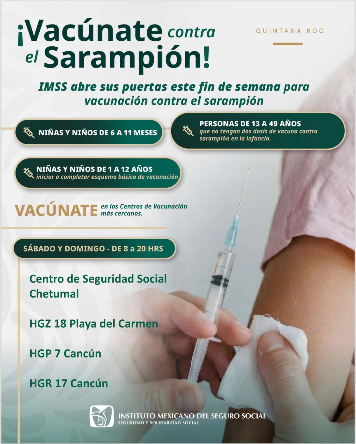 Personal de enfermería del IMSS prepara las dosis que aplicarán durante la jornada de vacunación en Quintana Roo.