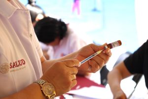 Ciudadanos de Cancún acuden a la Plaza de la Reforma para completar su esquema de inmunización nacional.