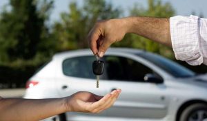 Los clientes visitan las agencias para aprovechar las nuevas ofertas en la venta de vehículos ligeros.