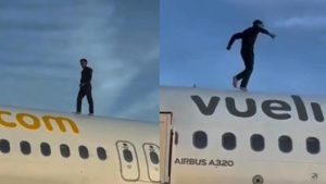 Elementos de la Guardia Civil custodian la aeronave de Vueling tras el descenso del hombre que escaló el fuselaje.