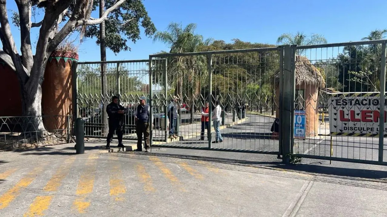 Turistas provenientes de varios estados del país recibieron apoyo del DIF Jalisco mientras permanecían resguardados en el estacionamiento del zoológico.