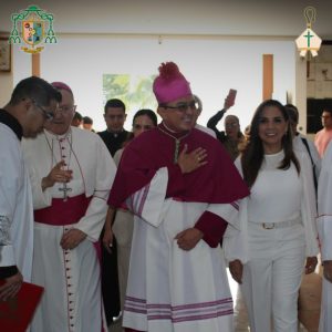 Monseñor Salvador González Morales saluda a la feligresía tras tomar posesión de la Diócesis de Cancún-Chetumal en una emotiva misa.