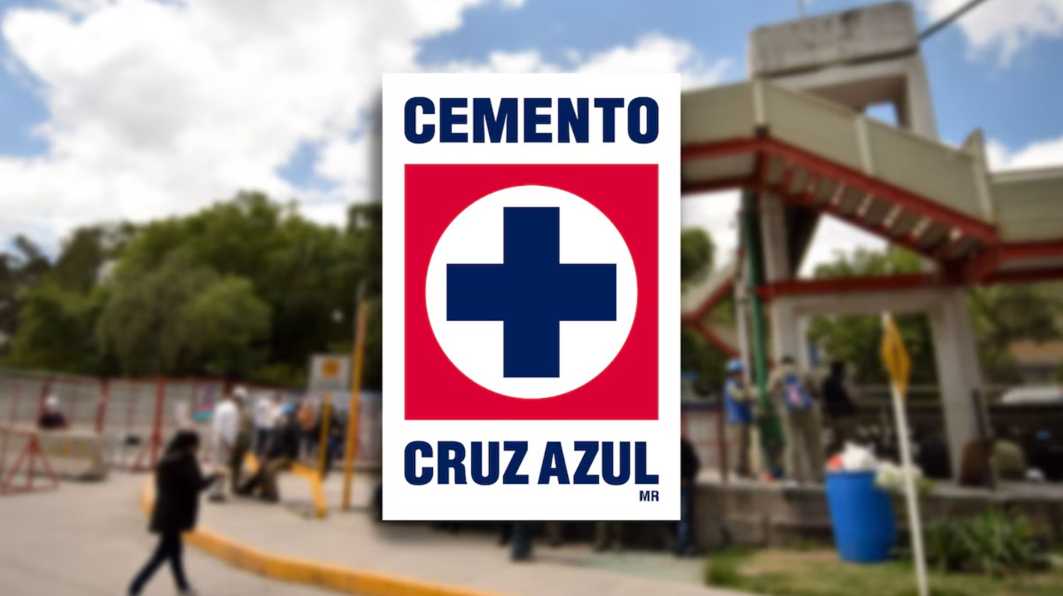 Elementos de seguridad custodian el acceso principal de la cementera tras el operativo realizado esta madrugada.