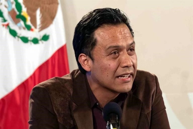 Marx Arriaga permanece en su oficina de la SEP argumentando falta de notificación oficial sobre su despido.