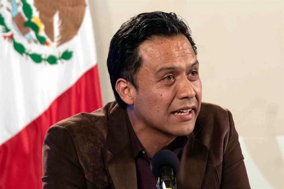 Marx Arriaga permanece en su oficina de la SEP argumentando falta de notificación oficial sobre su despido.