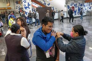 Personal de salud prepara las dosis de la vacuna contra el sarampión para iniciar la campaña de inmunización en las zonas rurales.