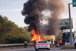 Equipos de emergencia logran liberar la vía tras retirar los restos de la camioneta calcinada cerca del hotel Bahía Príncipe.