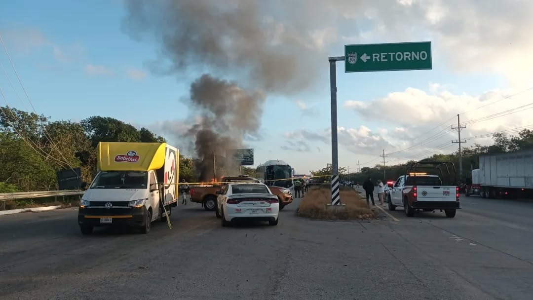 Elementos de bomberos trabajan intensamente para sofocar las llamas del vehículo de carga sobre la vía federal 307.