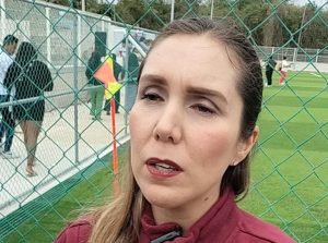 La alcaldesa Atenea Gómez entrega una nueva cancha de Futbol 7 en la colonia "La Loma" de la Zona Continental.