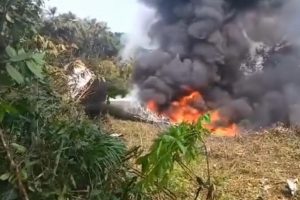 Personal de emergencia trabaja en la zona del impacto del avión Hércules en el departamento de Putumayo.