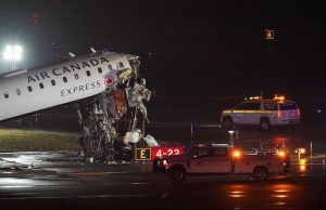 Equipos de rescate trabajan intensamente sobre la pista para sofocar las llamas tras el impacto fatal del avión.