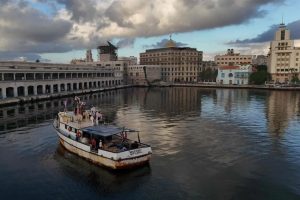 El barco camaronero "Maguro" atracó en el puerto de La Habana tras superar condiciones climáticas adversas durante su viaje desde México.