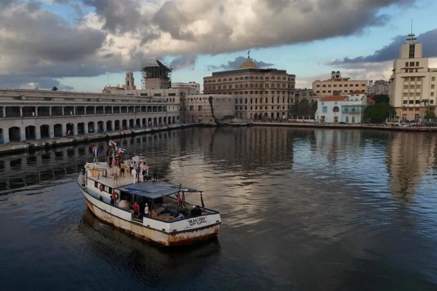 El barco camaronero "Maguro" atracó en el puerto de La Habana tras superar condiciones climáticas adversas durante su viaje desde México.