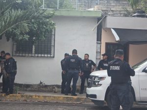 Agentes de la Policía Municipal de Solidaridad aseguraron la camioneta Chevrolet Suburban tras detectar un reporte de robo vigente mediante tecnología de vigilancia.