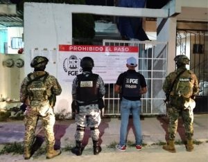 Elementos de la FGE y fuerzas federales colocaron sellos de aseguramiento en los domicilios intervenidos en Playa del Carmen y Cancún.