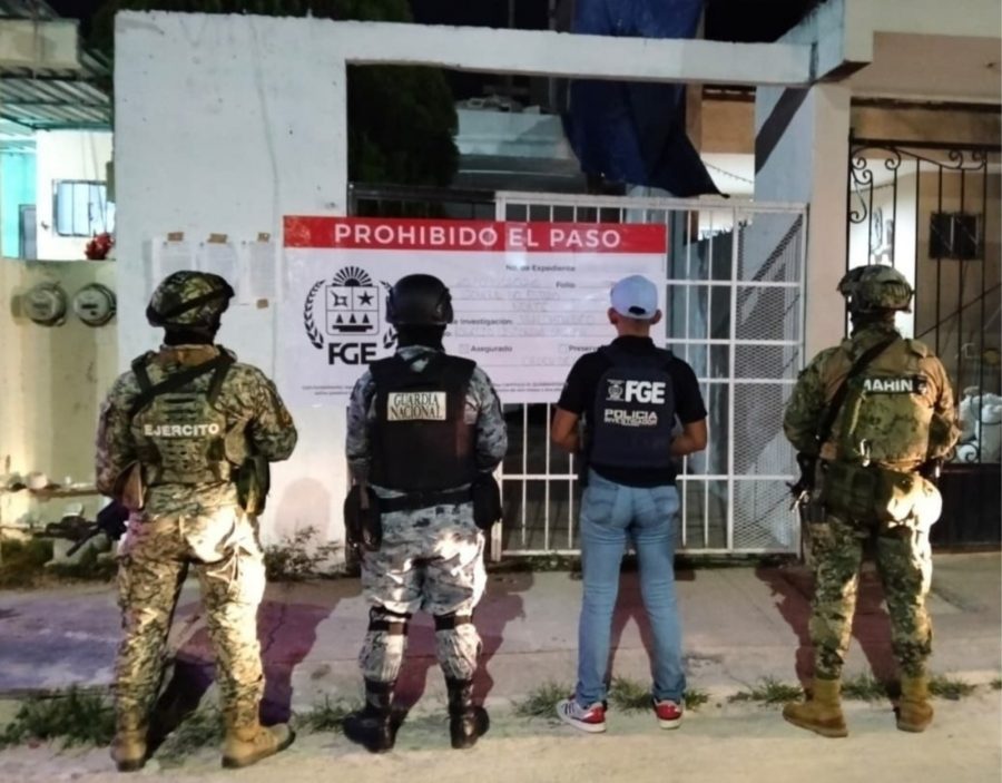Elementos de la FGE y fuerzas federales colocaron sellos de aseguramiento en los domicilios intervenidos en Playa del Carmen y Cancún.