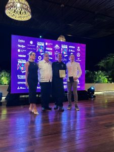 El chef Sylvain Desbois recibe el galardón La Llave de Oro durante la cena de gala en Mérida.