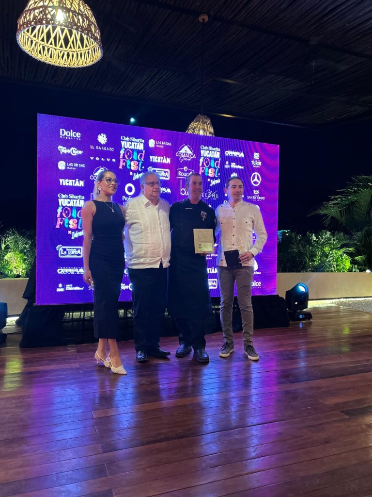 El chef Sylvain Desbois recibe el galardón La Llave de Oro durante la cena de gala en Mérida.