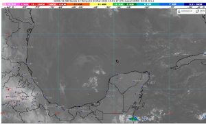 Las nubes cargadas de humedad avanzan desde el mar Caribe hacia las costas principales del estado de Quintana Roo.