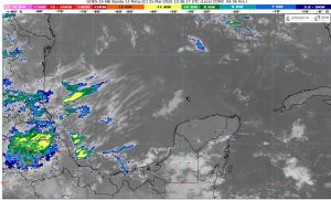 Pescadores locales aseguran sus embarcaciones ante las fuertes rachas de viento que afectan las costas de Quintana Roo este martes.
