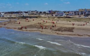 Barcos especializados de Pemex realizan labores de succión y limpieza en las inmediaciones de las plataformas petroleras.