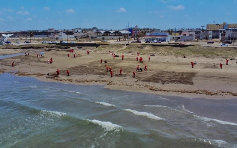 Barcos especializados de Pemex realizan labores de succión y limpieza en las inmediaciones de las plataformas petroleras.