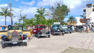 Propietarios de vehículos clásicos se reúnen en el parque Quintana Roo para iniciar la exhibición oficial de sus unidades históricas.