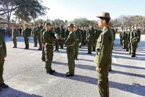 Las calles de La Habana lucen oscuras durante los frecuentes apagones que afectan a toda la isla.