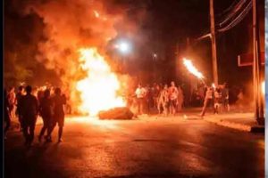 Manifestantes en el municipio de Morón queman mobiliario de oficina frente a la sede gubernamental debido a la crisis en Cuba.