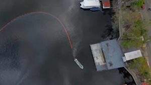 Personal técnico de Pemex y la Marina instalan barreras de contención para frenar la expansión del crudo en cuerpos de agua.