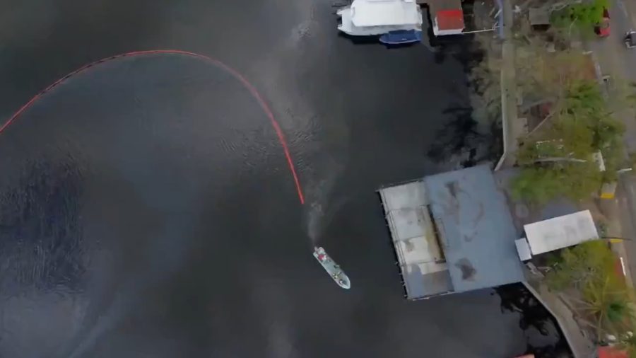 Personal técnico de Pemex y la Marina instalan barreras de contención para frenar la expansión del crudo en cuerpos de agua.