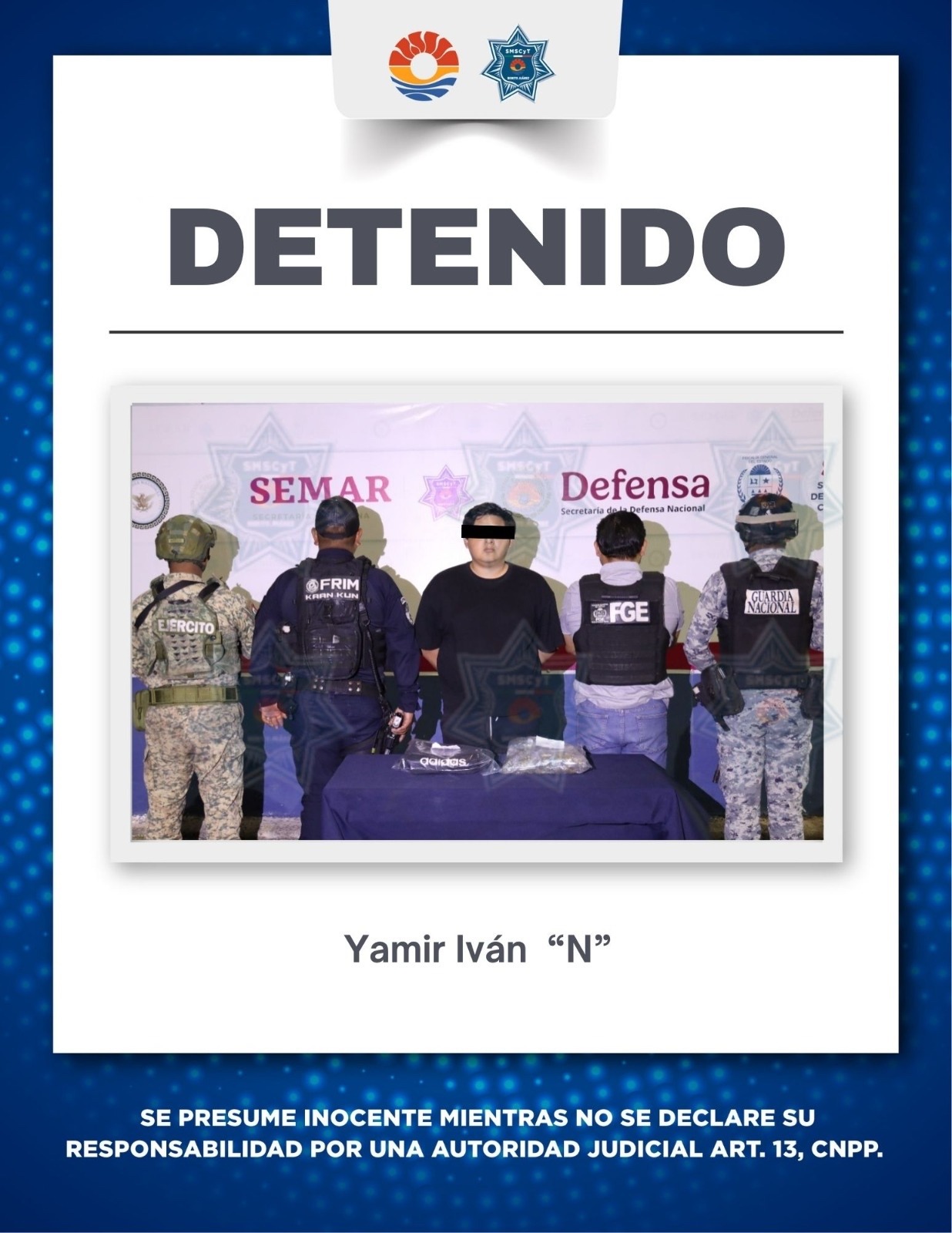 Elementos de seguridad custodian al detenido tras el hallazgo de 198 dosis de presunta marihuana en la Supermanzana 51.