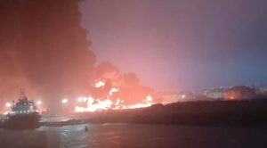 La barda perimetral de la instalación contuvo el avance del fuego proveniente de la vialidad federal contigua.