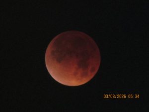 La Luna de Sangre alcanza su fase de totalidad proyectando un color rojizo sobre el firmamento nocturno.