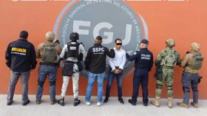 Elementos federales custodian al detenido alias “Callejas” tras el exitoso operativo coordinado contra la delincuencia organizada.