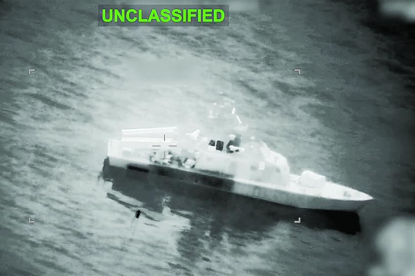 Embarcaciones militares patrullan las aguas cercanas al Estrecho de Hormuz durante la reciente escalada de violencia naval entre potencias.