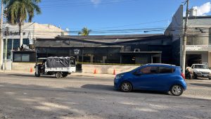 Elementos de la policía municipal acordonan el bar Carbonero tras el violento incidente ocurrido esta madrugada.