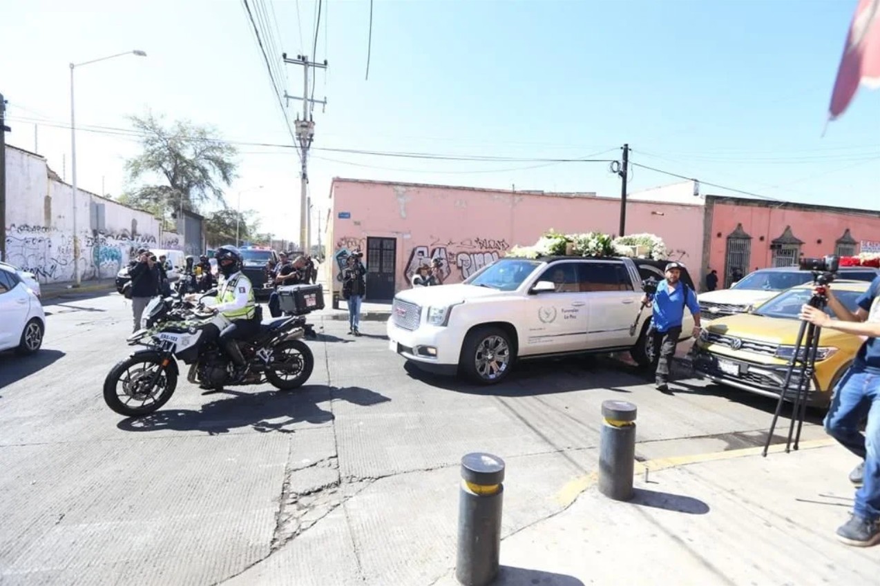 Elementos del Ejército Mexicano resguardan la entrada de la funeraria en la Calle Gigantes durante la salida del cortejo.