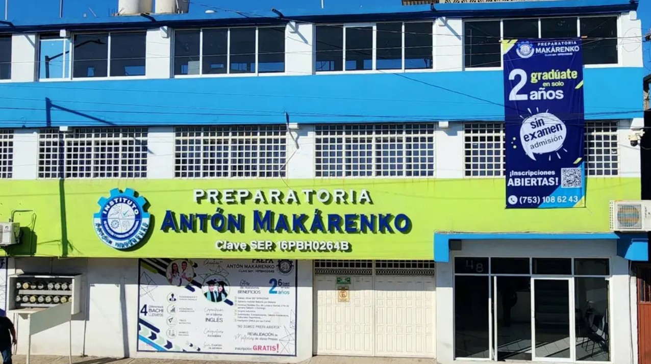 Elementos de la Guardia Civil resguardan el acceso principal de la preparatoria tras el reporte de disparos en el interior.