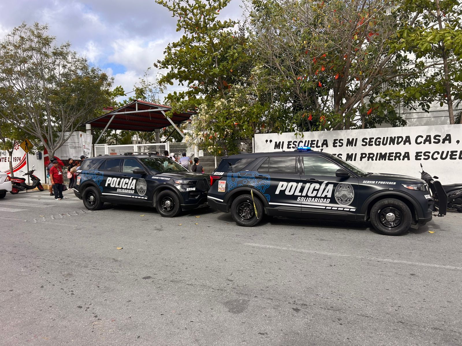 Paramédicos de Protección Civil brindaron los primeros auxilios a la menor tras el reporte del incidente en Playa del Carmen.