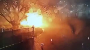 Momento exacto donde un vehículo inicia el fuego cerca del área de almacenamiento de hidrocarburos.