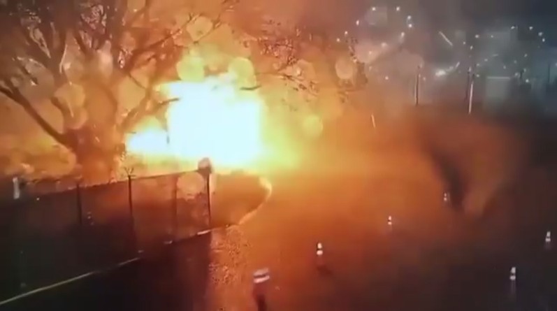 Momento exacto donde un vehículo inicia el fuego cerca del área de almacenamiento de hidrocarburos.