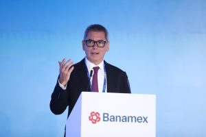 Édgar Amador Zamora, titular de la Secretaría de Hacienda, durante su intervención en la plenaria de consejos consultivos de Banamex.
