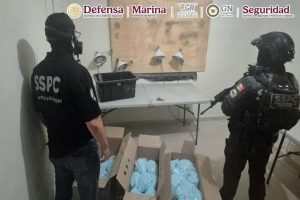 Las fuerzas federales resguardan los inmuebles asegurados donde se localizó el cargamento de droga sintética en Villa de Álvarez.