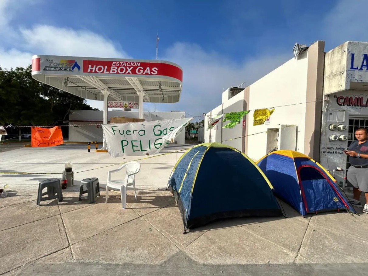 Autoridades municipales colocan los sellos de clausura definitiva en la gasera que operaba dentro de la zona habitacional.