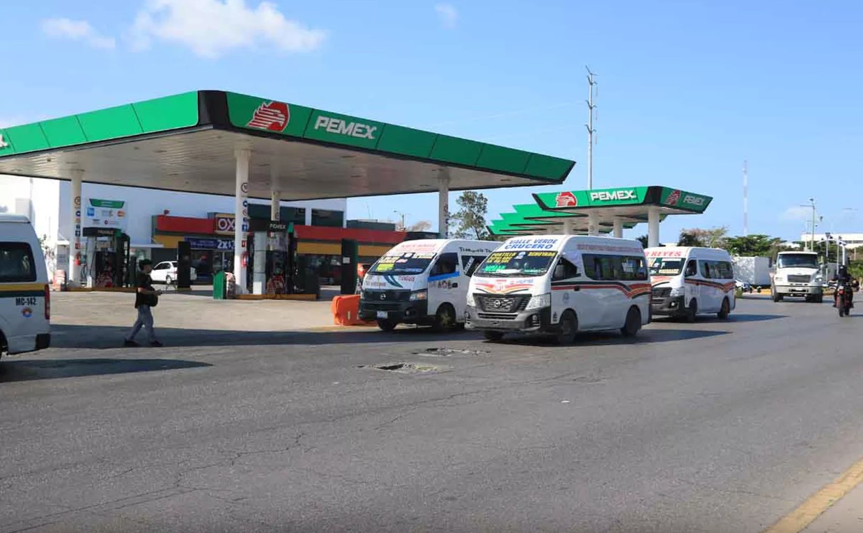 Estaciones de servicio en Cancún muestran los nuevos precios vigentes para esta semana.