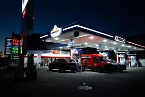 Los tableros de las gasolineras en Washington muestran incrementos superiores al diez por ciento en menos de una semana de operaciones.