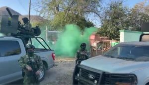 Helicópteros de la Secretaría de Marina sobrevuelan la comunidad de El Álamo durante el operativo de esta madrugada.