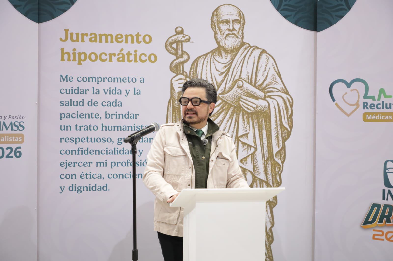 El director del IMSS, Zoé Robledo, presenta los resultados del programa nacional de reclutamiento durante la conferencia matutina de hoy.